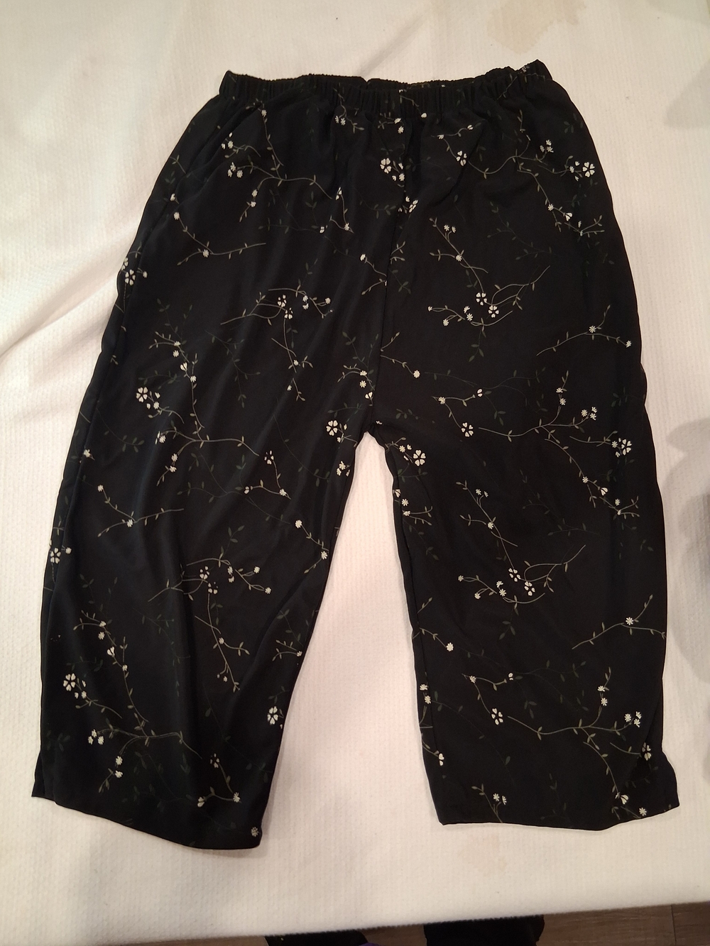 Black Floral Elastic Waist Cropped Pants